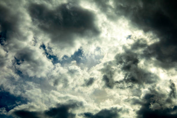 cielo con nubes grises oscuras antes de la lluvia - the eye of the storm thunderstorm storm cloud fotografías e imágenes de stock