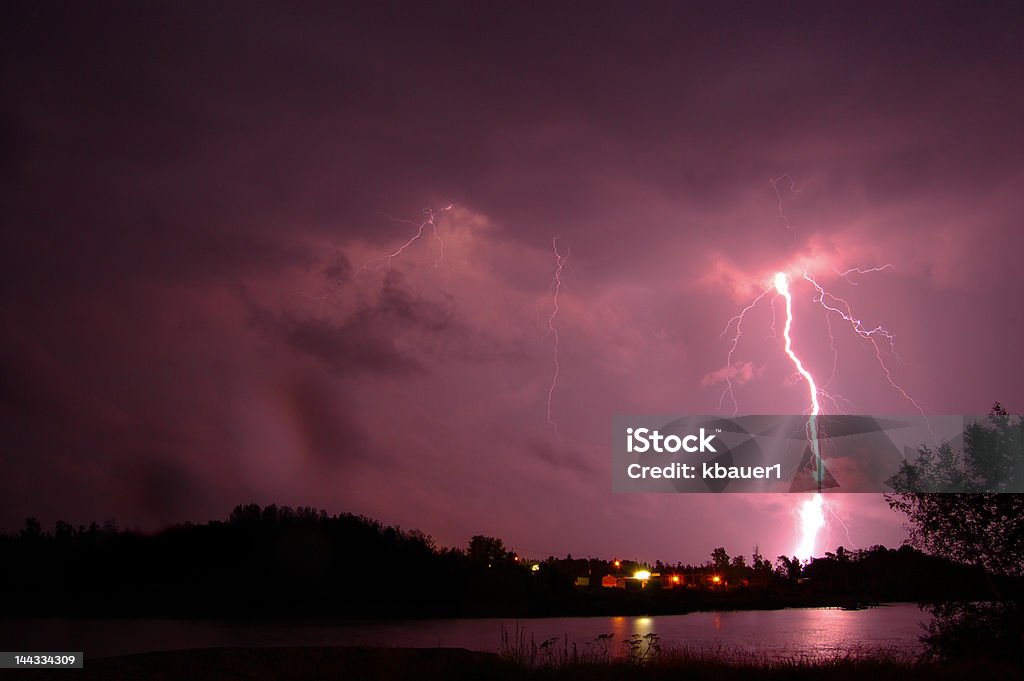 Фиолетовая молния - Стоковые фото Буря роялти-фри