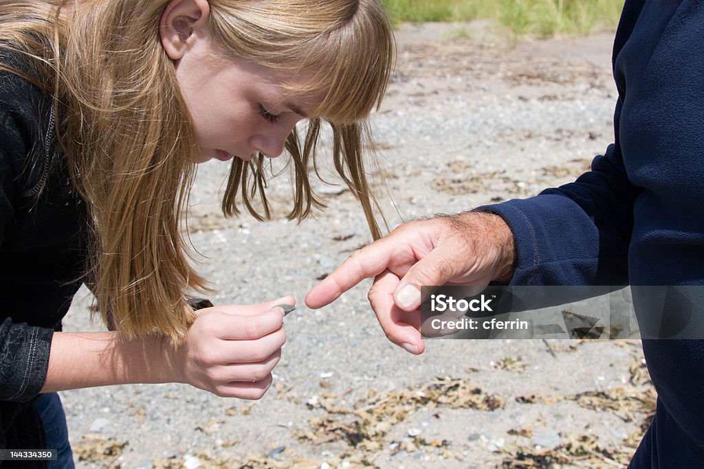 Trouver une ancienne monnaie sur la plage - Photo de 10-11 ans libre de droits