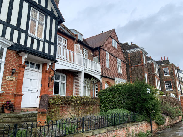 vista de la calle del centro comercial chiswick. casas antiguas a lo largo de la orilla del río chiswick - tudor style house residential structure cottage fotografías e imágenes de stock