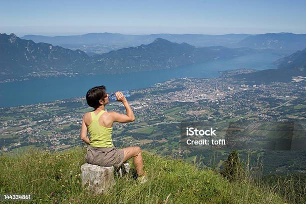 Mulher Beber Na Montanha - Fotografias de stock e mais imagens de Adulto - Adulto, Alpes Europeus, Ao Ar Livre