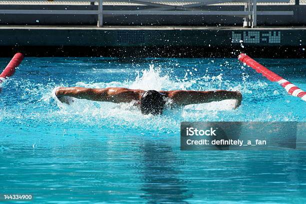 Nuoto A Farfalla - Fotografie stock e altre immagini di Acqua - Acqua, Competizione, Composizione orizzontale