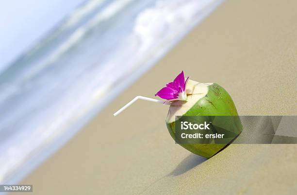 Cocktail Am Strand Stockfoto und mehr Bilder von Blume - Blume, Blütenblatt, Cocktail