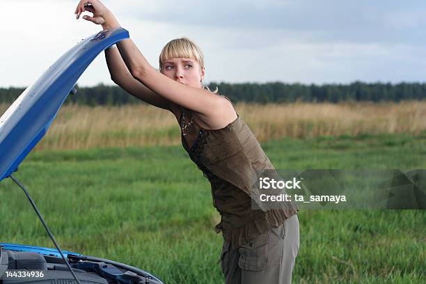 Junge Frau Mit Ihrer Defekten Auto Stockfoto und mehr Bilder von Abwarten - Abwarten, Arbeiten, Auto