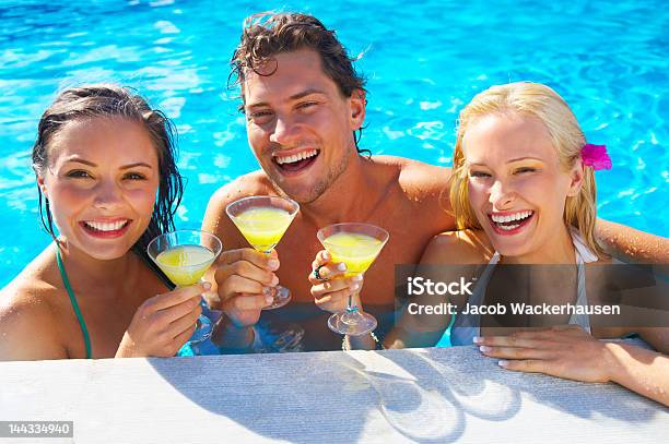 Freunde Genießen Sie Cocktails Am Pool Stockfoto und mehr Bilder von Alkoholisches Getränk - Alkoholisches Getränk, Am Rand, Attraktive Frau