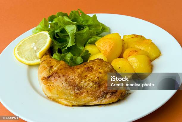 Pernas De Frango Assado Com Batatas E Salada - Fotografias de stock e mais imagens de Alface - Alface, Almoço, Batata frita - Batatas Preparadas