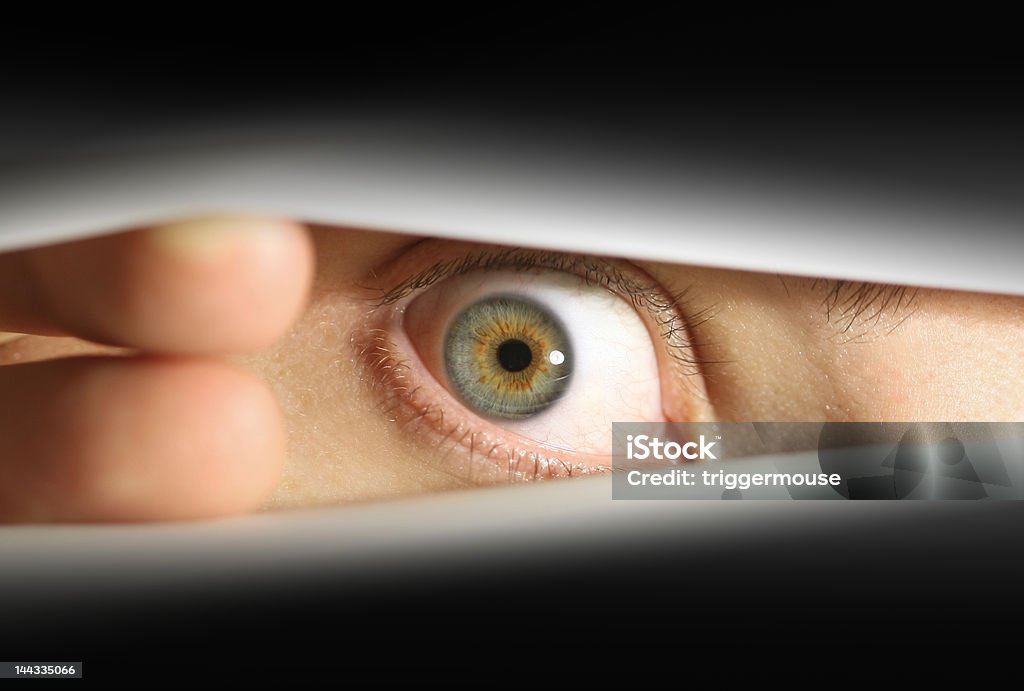 Männliche Augen Treiben in Umschlag-Paket oder über Jalousien - Lizenzfrei Paranoia Stock-Foto