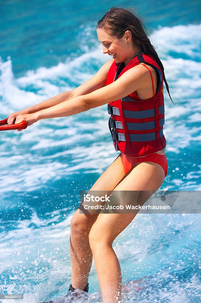 Piękna młoda kobieta na nartach wodnych - Zbiór zdjęć royalty-free (Alternatywny styl życia)