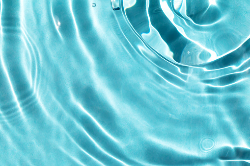 Fondo texturizado de ondas sobre agua azul claro con relámpago solar photo