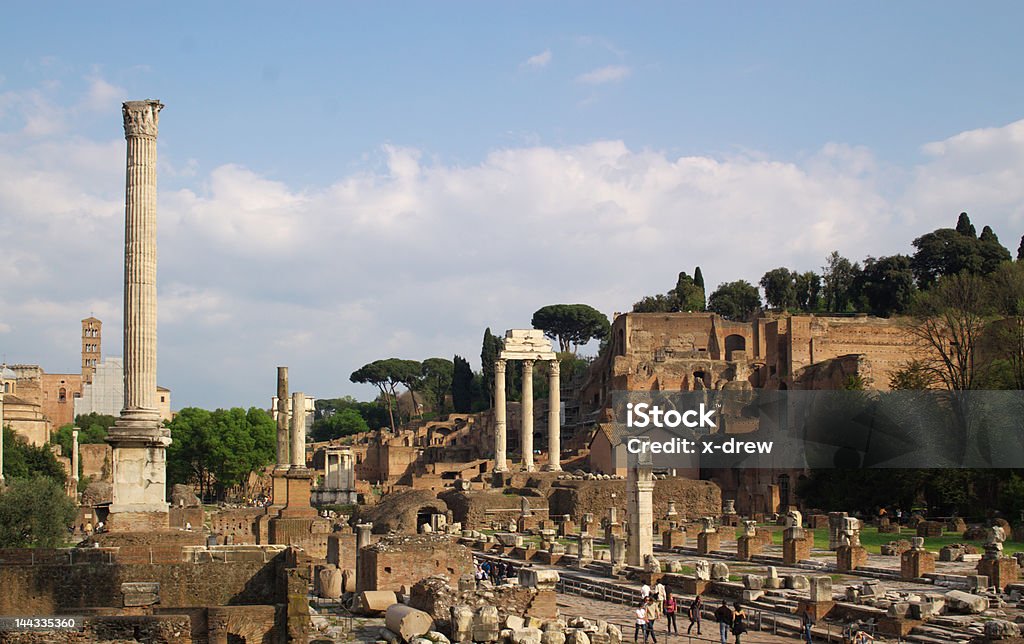 Antiguas ruinas foro romano - Foto de stock de Antigualla libre de derechos