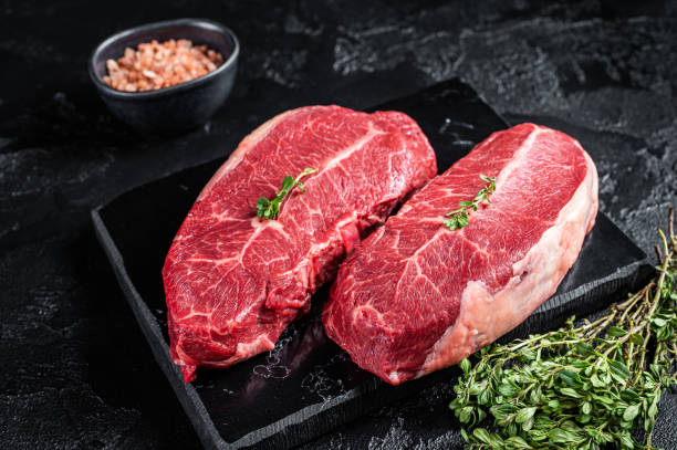 steaks crus de lame d’huître wagyu, viande de bœuf biologique. fond noir. vue de dessus - morceau de viande photos et images de collection