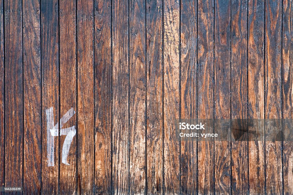 Stare drewniane stoły z znak - Zbiór zdjęć royalty-free (Barwne tło)
