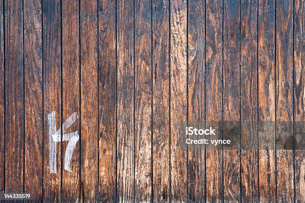 Stare Drewniane Stoły Z Znak - zdjęcia stockowe i więcej obrazów Barwne tło - Barwne tło, Bez ludzi, Biały