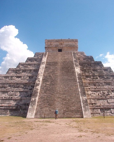 El templo de Kukulcán (también conocido con el nombre de «El Castillo»), Península del Yucatán, México