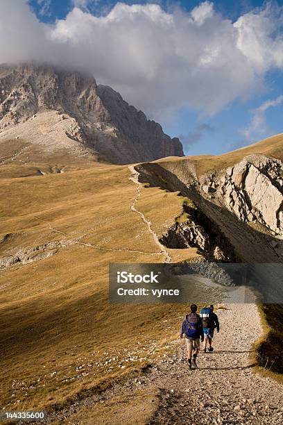 Zwei Wanderer In Abbruzzen Italien Stockfoto und mehr Bilder von Abruzzen - Abruzzen, Wandern, Sport
