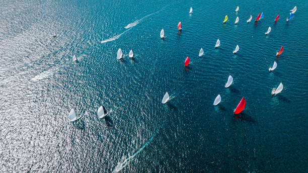 luftaufnahme segelrennen, internationales segelrennen, segelrennen im bosporus, wassersportwettbewerb, globale wettbewerbe, sommersportveranstaltungen, sommerveranstaltungen, großes turnier, luftaufnahme von booten im bosporus - regatta stock-fotos und bilder