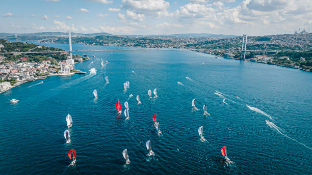 vista aérea da corrida de vela, corrida internacional de vela, corrida de vela no bósforo, competição de esportes aquáticos, competições globais, eventos esportivos de verão, eventos de verão, grande torneio, vista aérea de barcos no bósforo - aerial view bosphorus bridge bosphorus bridge - fotografias e filmes do acervo