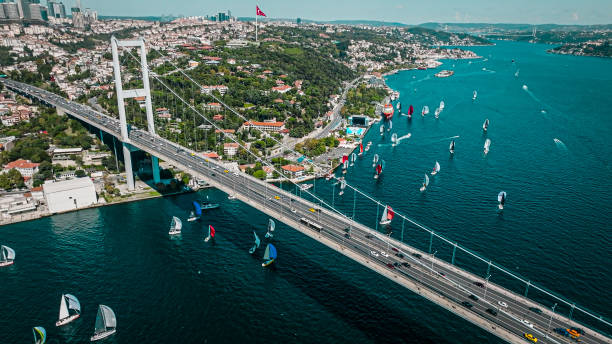 vista aérea da corrida de vela, corrida internacional de vela, corrida de vela no bósforo, competição de esportes aquáticos, competições globais, eventos esportivos de verão, eventos de verão, grande torneio, vista aérea de barcos no bósforo - aerial view bosphorus bridge bosphorus bridge - fotografias e filmes do acervo