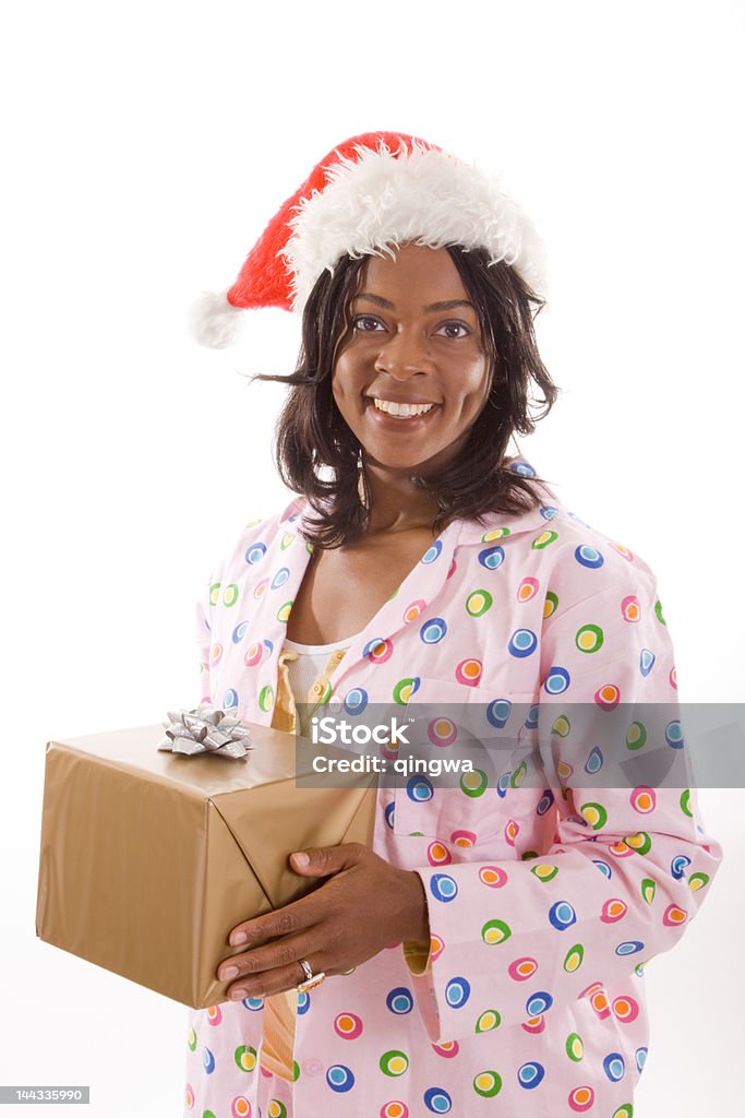 Рождество утром счастливый афро-американских женщина с подарок - Стоковые фото 20-24 года роялти-фри