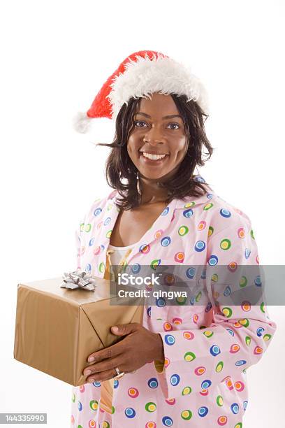 Рождество Утром Счастливый Афроамериканских Женщина С Подарок — стоковые фотографии и другие картинки 20-24 года