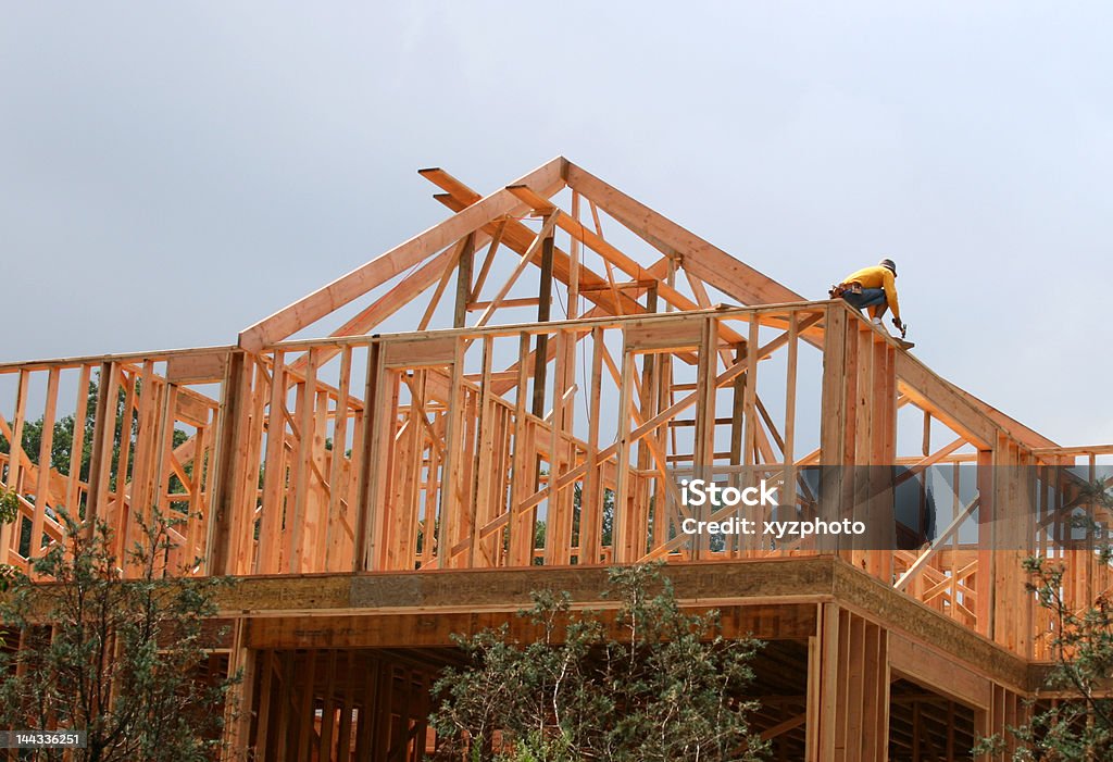 Gebäude a new home "(Dach Arbeiten von einem worder - Lizenzfrei Bauarbeiter Stock-Foto