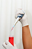 biologie-experimentieren-mit-einem-microtip.jpg?b=1&s=170x170&k=20&c=3dzftxPUXRNSNeD9NQfORHgvIT5yIjBPiEGhdly5C-Q=