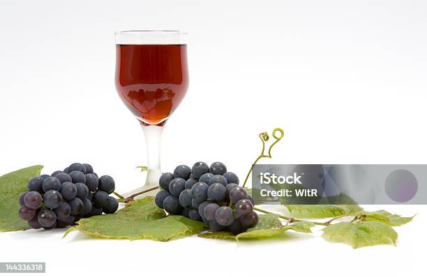 Vinho Tinto E Uvas Na Folha - Fotografias de stock e mais imagens de Agricultura - Agricultura, Alimentação Saudável, Arranjo