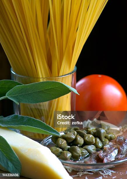 Anchovis Pasta Paso Uno Foto de stock y más banco de imágenes de Aceituna - Aceituna, Alcaparra, Alimento