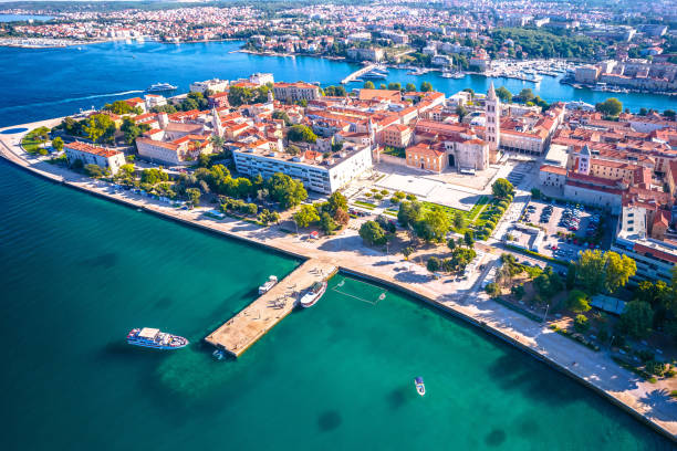 città di zara centro storico e vista panoramica aerea sul lungomare - sea life centre foto e immagini stock