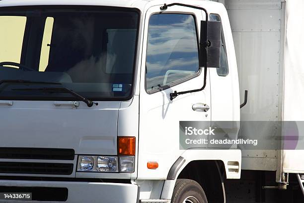 Camión De Foto de stock y más banco de imágenes de Aire libre - Aire libre, Blanco - Color, Camión articulado