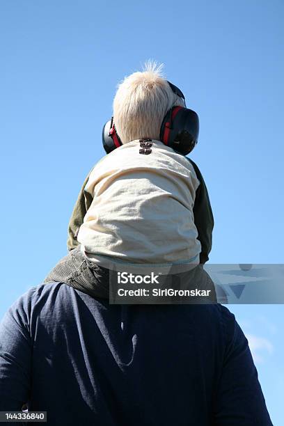 Il Mio Primo Spettacolo Di Acrobazie Aeree - Fotografie stock e altre immagini di Cuffia protettiva - Cuffia protettiva, Spettacolo di acrobazie aeree, Bambino