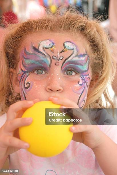 Photo libre de droit de Swan Face Fille Avec Ballon De Baudruche banque d'images et plus d'images libres de droit de Art - Art, Art et Artisanat, Cygne