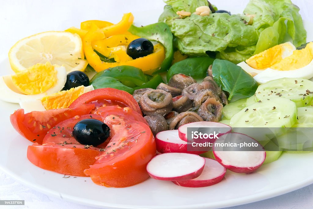 delicatessen de la anchoa mixto-Ensalada de verduras con boilrd huevos - Foto de stock de Aceituna libre de derechos