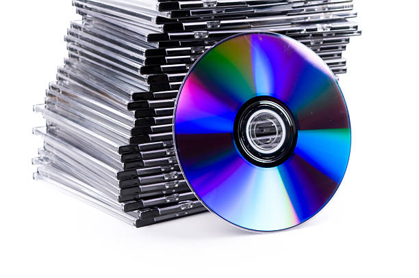 pile de cd-cases avec un cd bleu sur le devant - dvd stack cd movie photos et images de collection