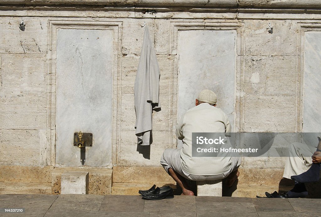 Musulmana tradicional hombre lavado cuadrados frente a la mezquita - Foto de stock de Delante de libre de derechos