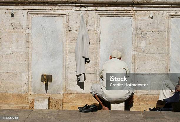 번자체 이슬람교도 남자 씻기의 앞에서 모스크 기도하기에 대한 스톡 사진 및 기타 이미지 - 기도하기, 깨끗한, 앞에서