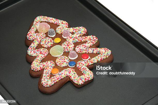 Pan De Jengibre Árbol De Navidad En La Bandeja De Horno Foto de stock y más banco de imágenes de Al horno