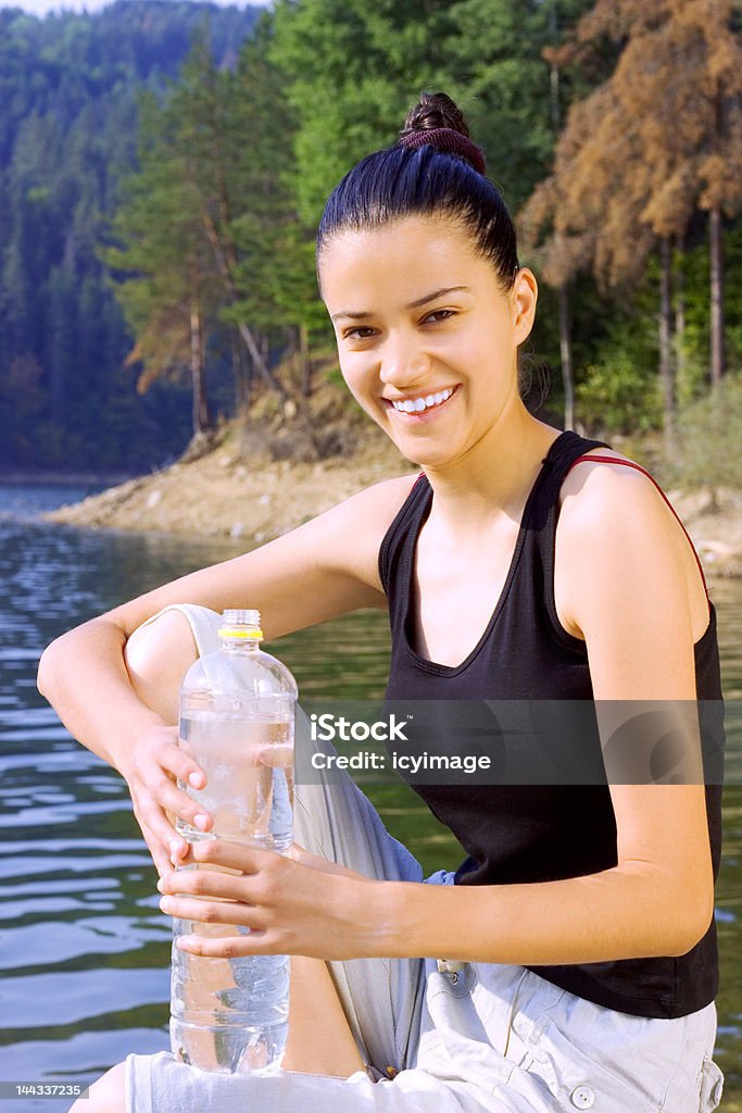 Menina, segurando o frasco com água, Lago - Royalty-free Admirar a Vista Foto de stock