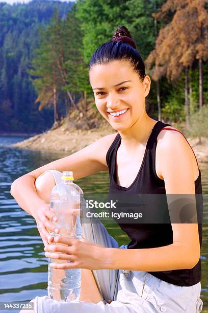 Menina Segurando O Frasco Com Água Lago - Fotografias de stock e mais imagens de Admirar a Vista - Admirar a Vista, Adolescente, Adolescência