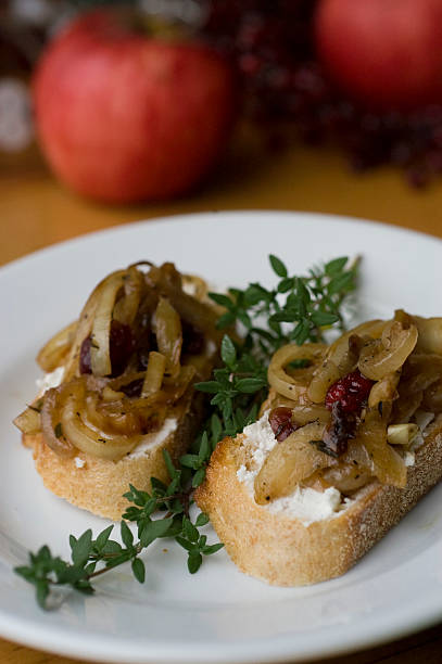 秋のブルスケッタ - onion caramel appetizer bread ストックフォトと画像