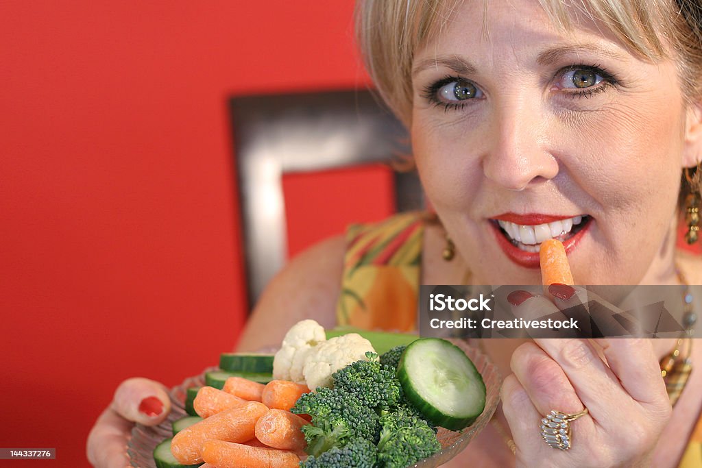 Mulher comer alimentos saudáveis - Royalty-free 45-49 anos Foto de stock