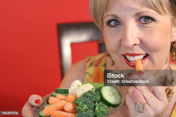Mulher Comer Alimentos Saudáveis - Fotografias de stock e mais imagens de 45-49 anos - 45-49 anos, 50-54 anos, Adulto
