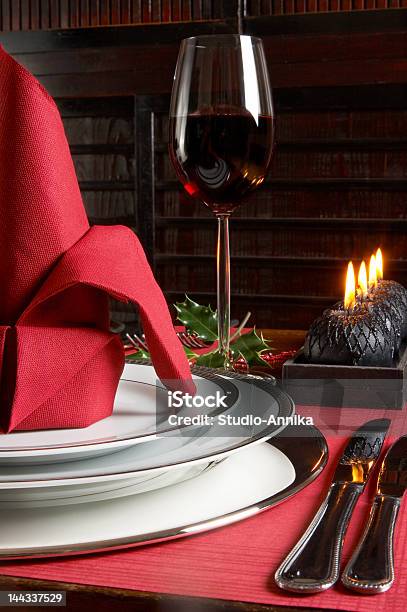 Natale In Rosso E Nero - Fotografie stock e altre immagini di Ambientazione - Ambientazione, Bicchiere, Bicchiere da vino
