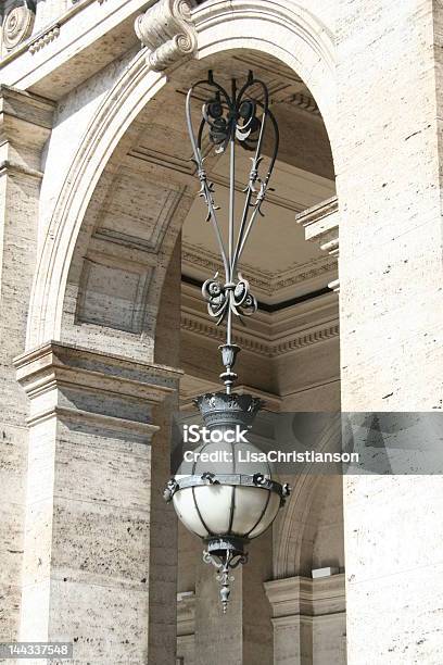 Pendere Luce In Piazza Della Repubblica - Fotografie stock e altre immagini di Ambientazione esterna - Ambientazione esterna, Attrezzatura per illuminazione, Composizione verticale