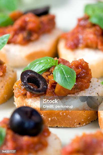 Bruschetta - Fotografie stock e altre immagini di Aglio - Alliacee - Aglio - Alliacee, Alimentazione sana, Antipasto