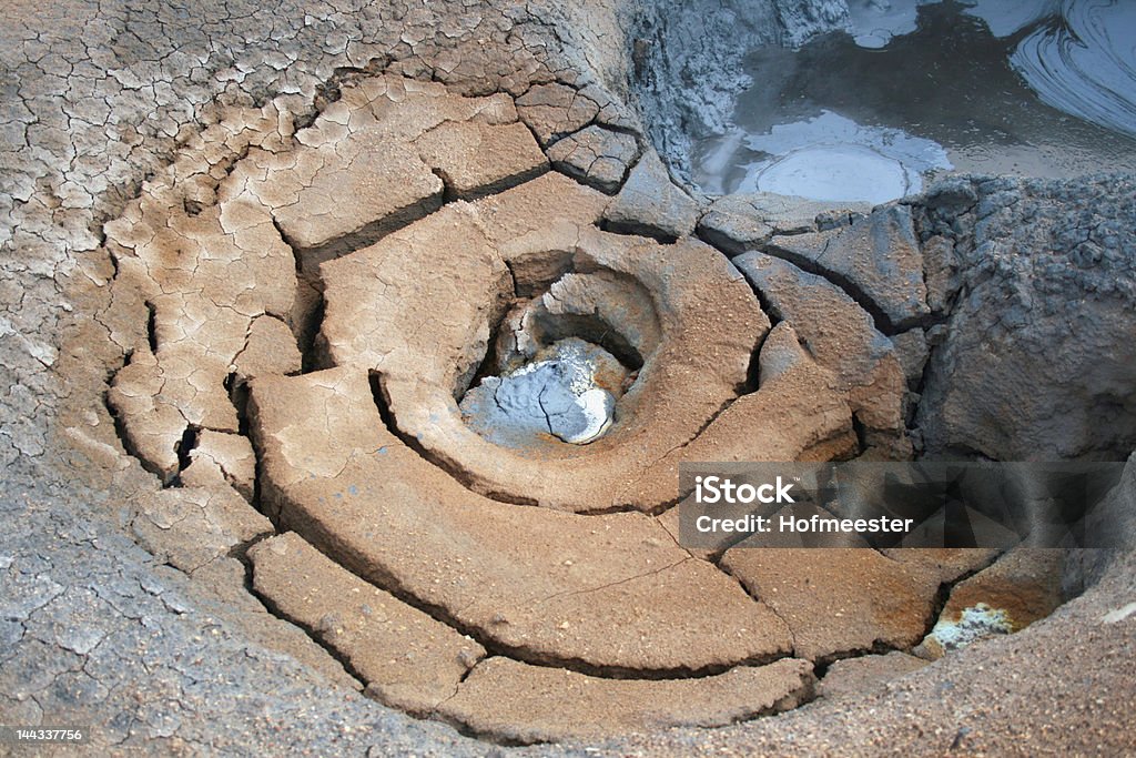 Geotérmica campo com circular trincas - Foto de stock de Alto contraste royalty-free