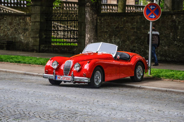 jaguar xk120 carbio родстер - jaguar car vintage car collectors car personal land vehicle стоковые фото и изображения