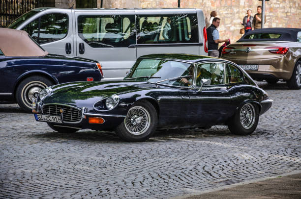 jaguar e-type retro coupe car - jaguar car vintage car collectors car personal land vehicle photos et images de collection