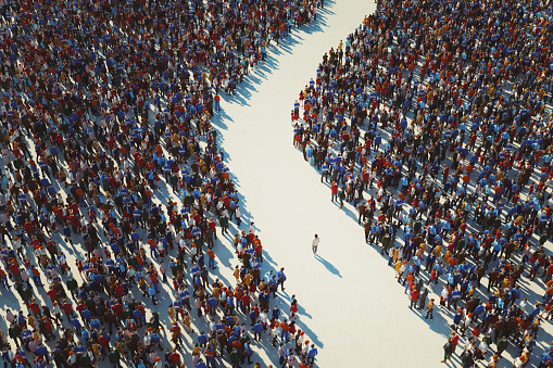 Hombre caminando en multitudes de personas photo