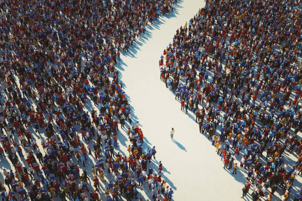 hombre caminando en multitudes de personas - crowded fotografías e imágenes de stock